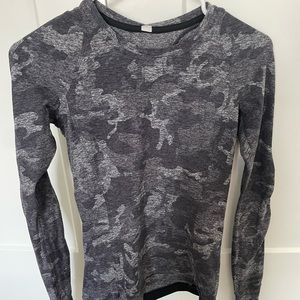 Womens lulu long sleeve shirt. Size 4
